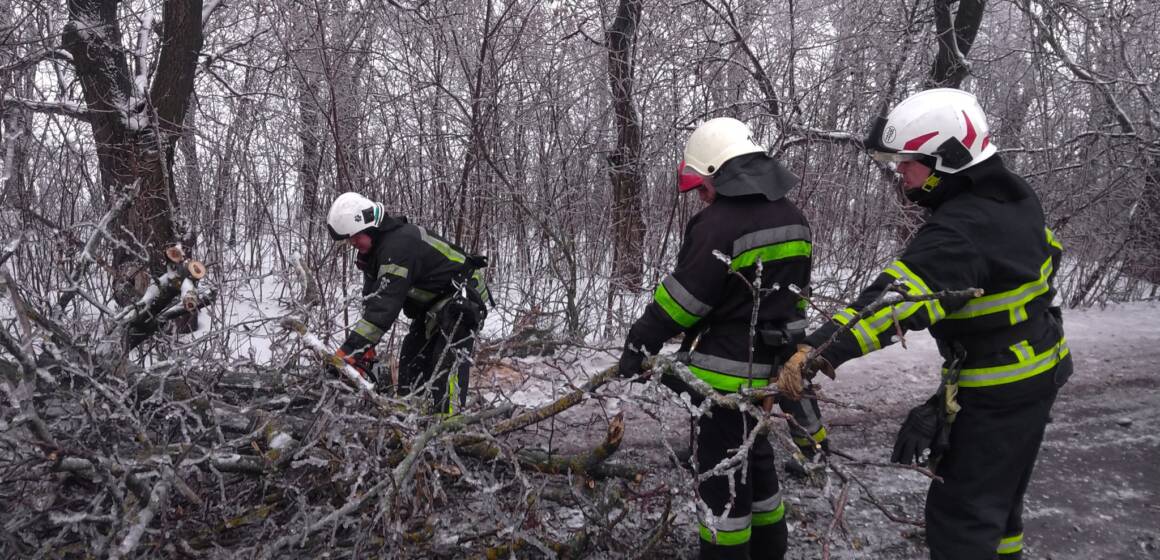 622434425_1373616168111269_6926855835747133816_n Ожеледиця тримає в напрузі: рятувальники Вінниччини 14 разів виїжджали на допомогу