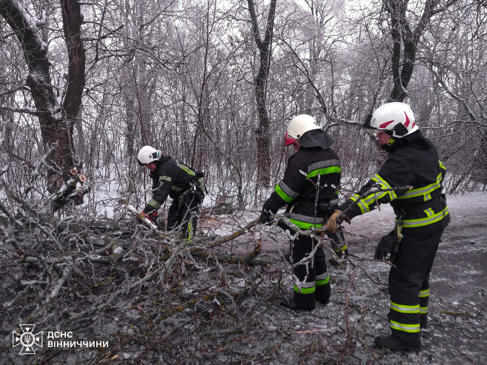 Ожеледиця тримає в напрузі: рятувальники Вінниччини 14 разів виїжджали на допомогу