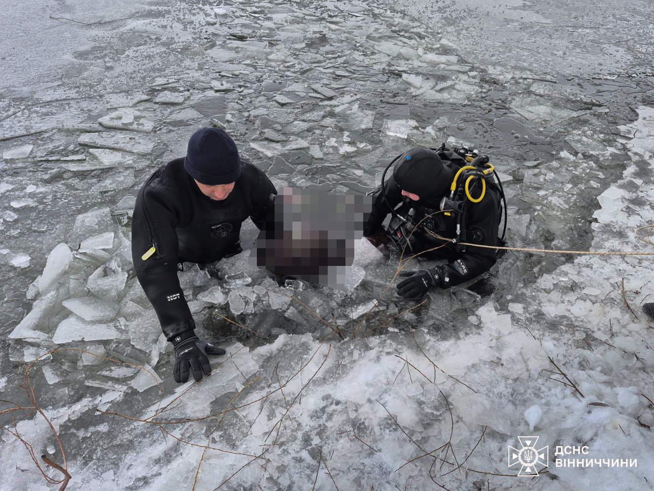 У Ладижині з Південного Бугу дістали тіло рибалки, який напередодні провалився під кригу