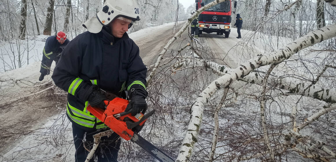 623811862_1374391678033718_3916037183387435405_n Наслідки негоди: рятувальники Вінниччини 14 разів виїжджали розчищати дороги від дерев