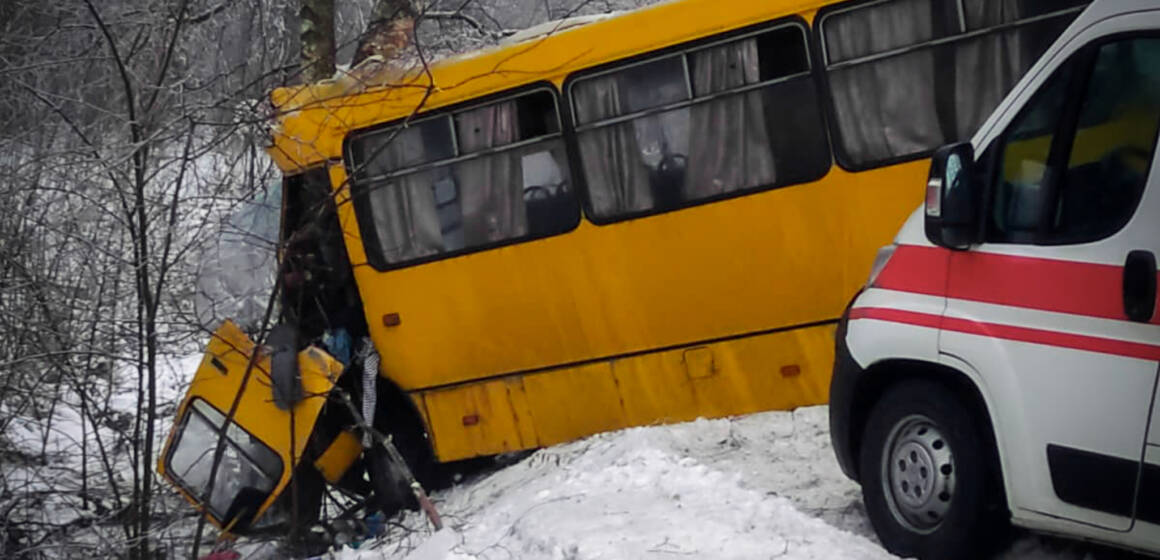 Під Вінницею рятувальники деблокували водія з понівеченого автобуса