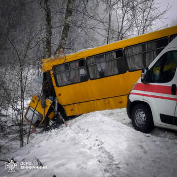 Під Вінницею рятувальники деблокували водія з понівеченого автобуса