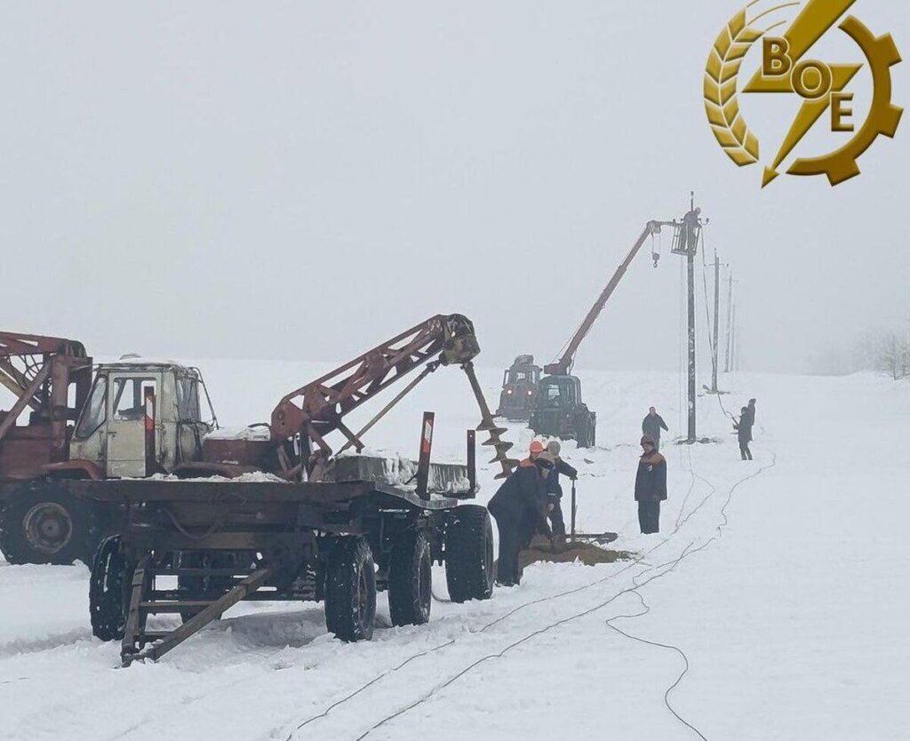 Енергетики четверту добу безупинно відновлюють електропостачання
