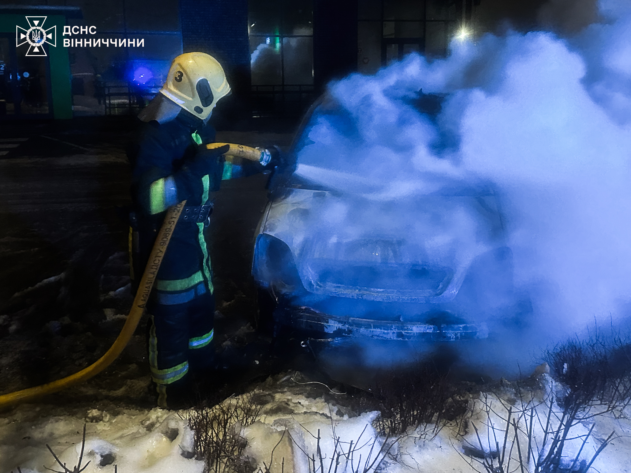 Доба пожеж на Вінниччині: несправні печі, коротке замикання та палаюче авто