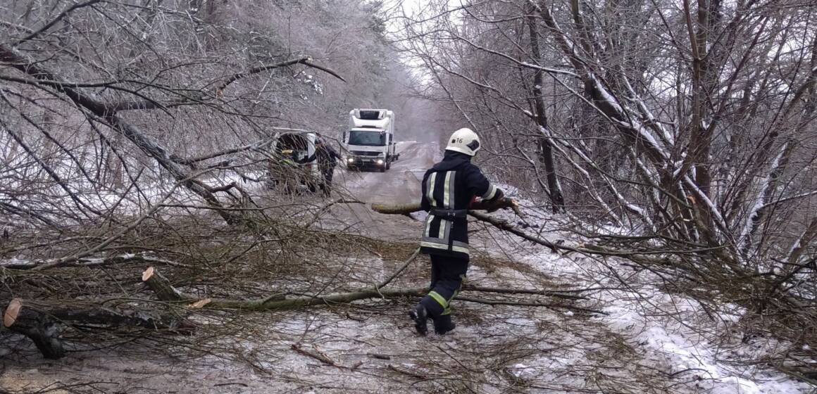 Рятувальники Вінниччини вісім разів виїжджали на розчищення доріг