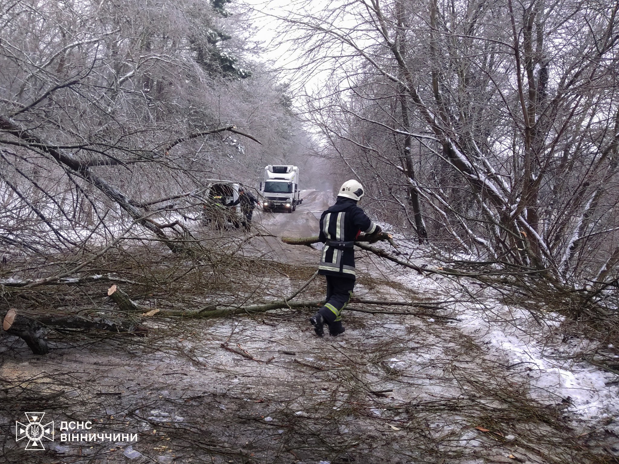 Рятувальники Вінниччини вісім разів виїжджали на розчищення доріг