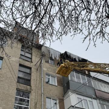 Вінницькі комунальники очищають дахи від бурульок