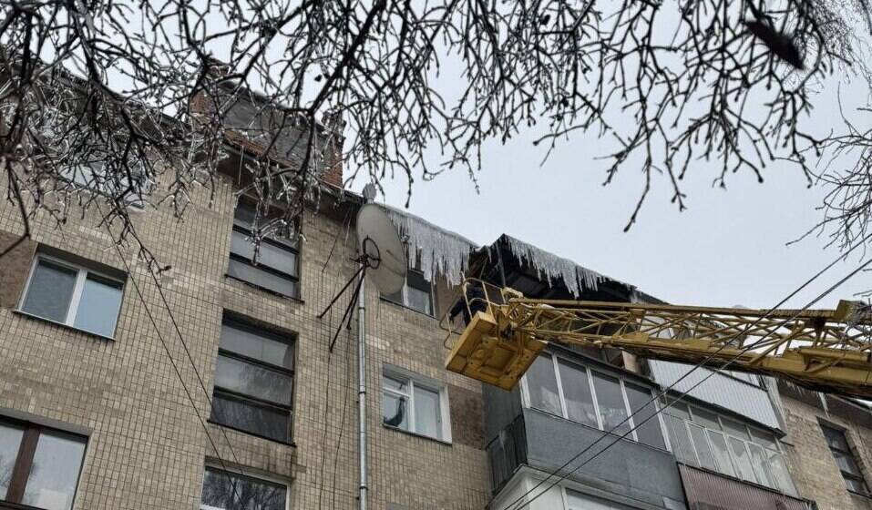 624828686_1244579497768735_9109566705115439042_n (1) Вінницькі комунальники очищають дахи від бурульок