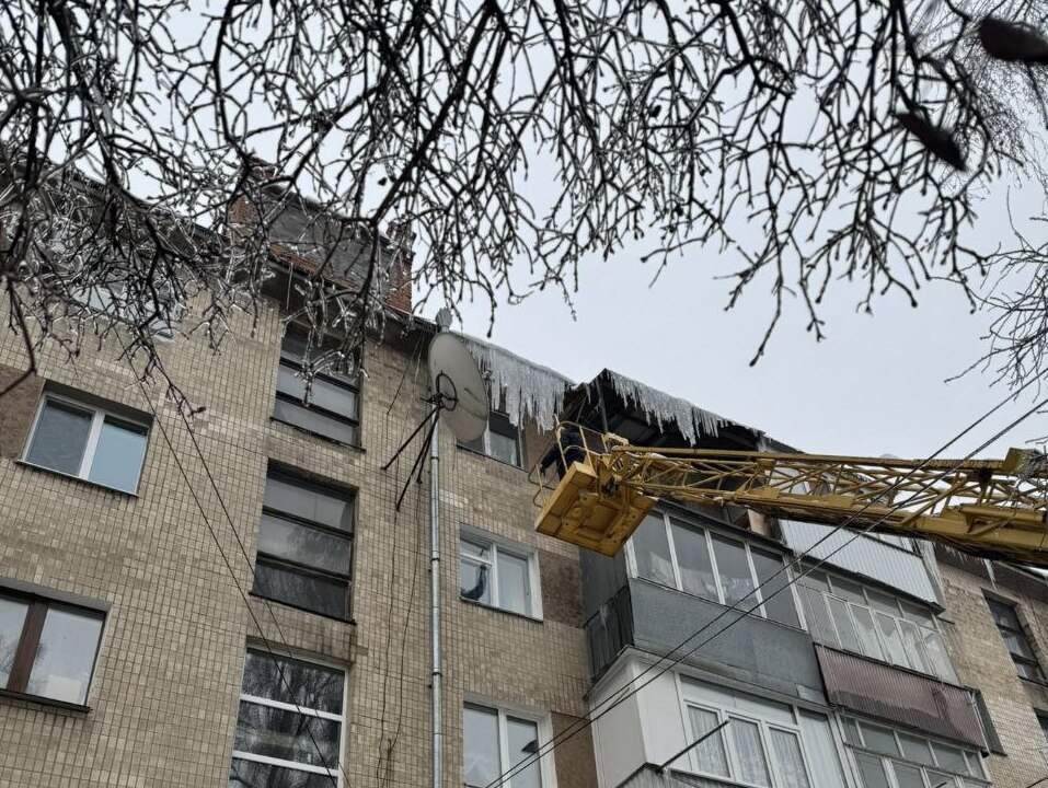 Вінницькі комунальники очищають дахи від бурульок