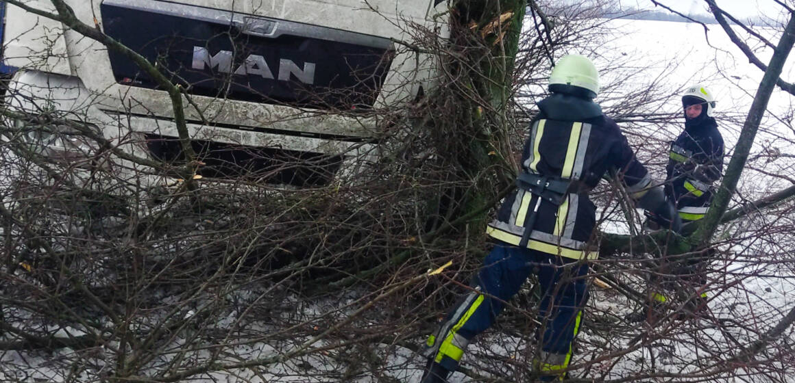 Рятувальники Вінниччини допомагають водіям під час негоди