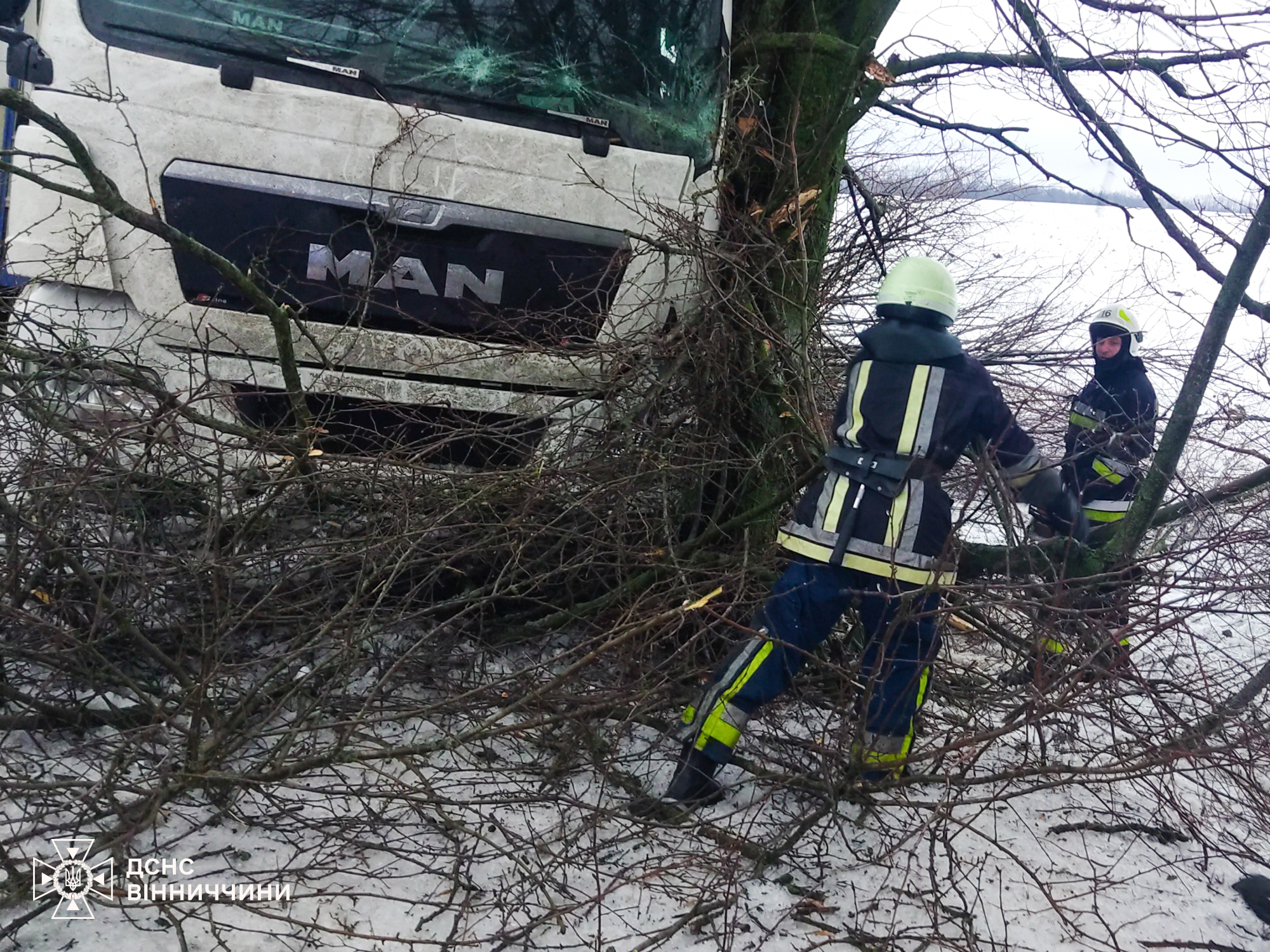 Рятувальники Вінниччини допомагають водіям під час негоди