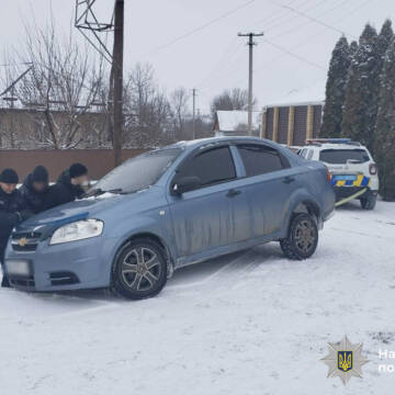 Негода на Вінниччині: поліцейські приходять на допомогу водіям