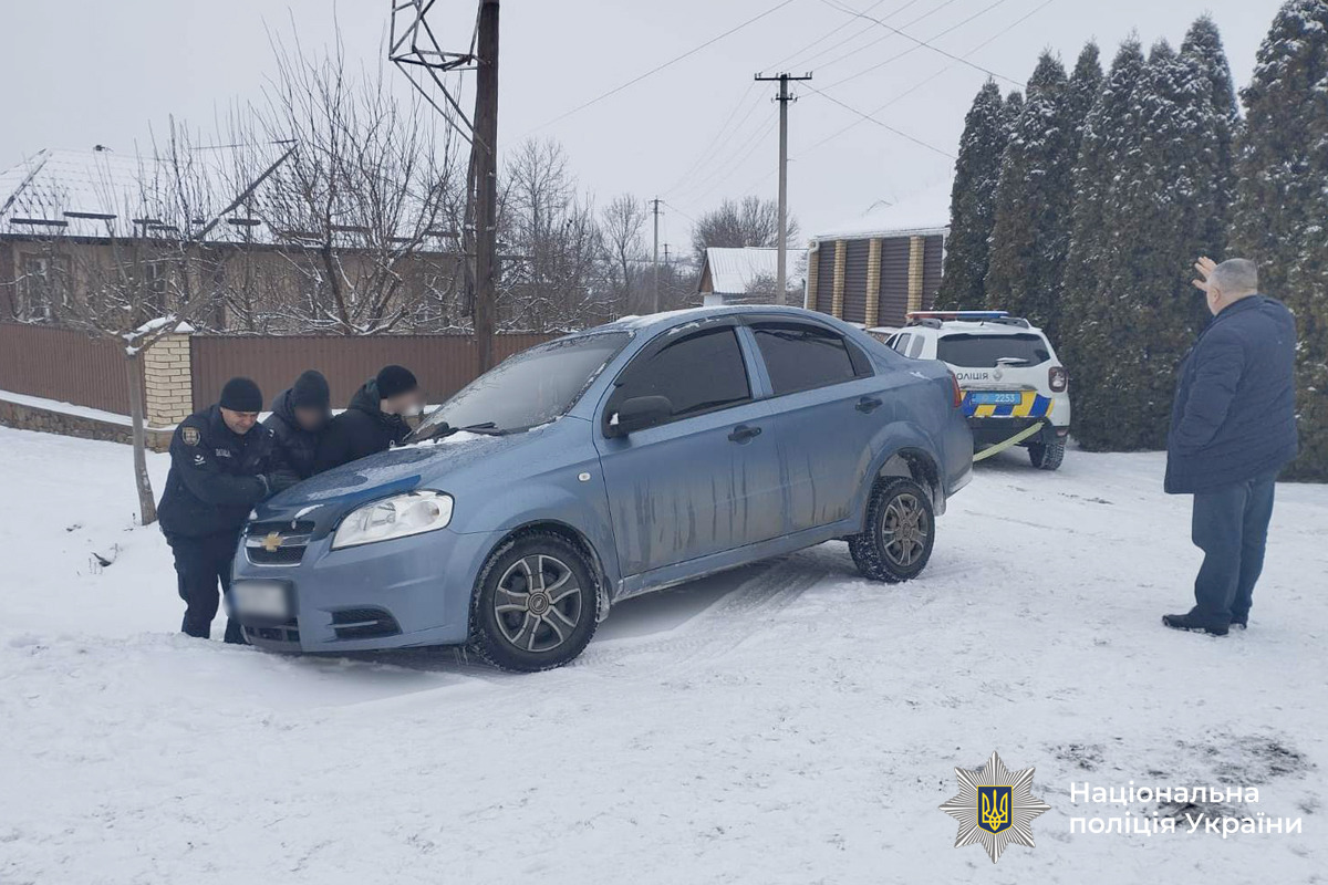 Негода на Вінниччині: поліцейські приходять на допомогу водіям