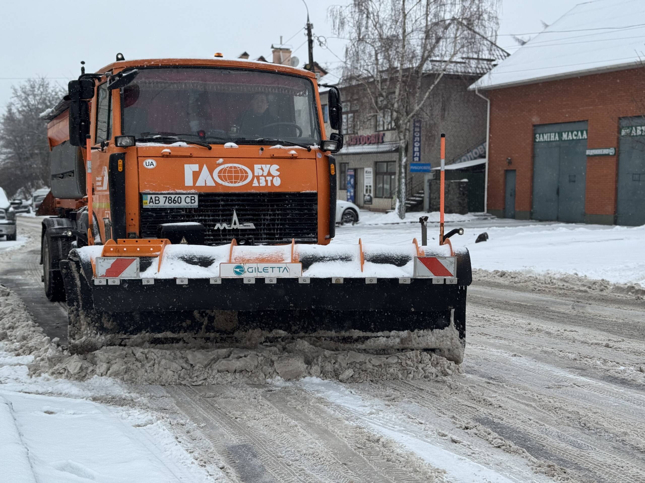 Понад дві сотні людей та спецтехніка працюють над очищенням Вінниці від снігу