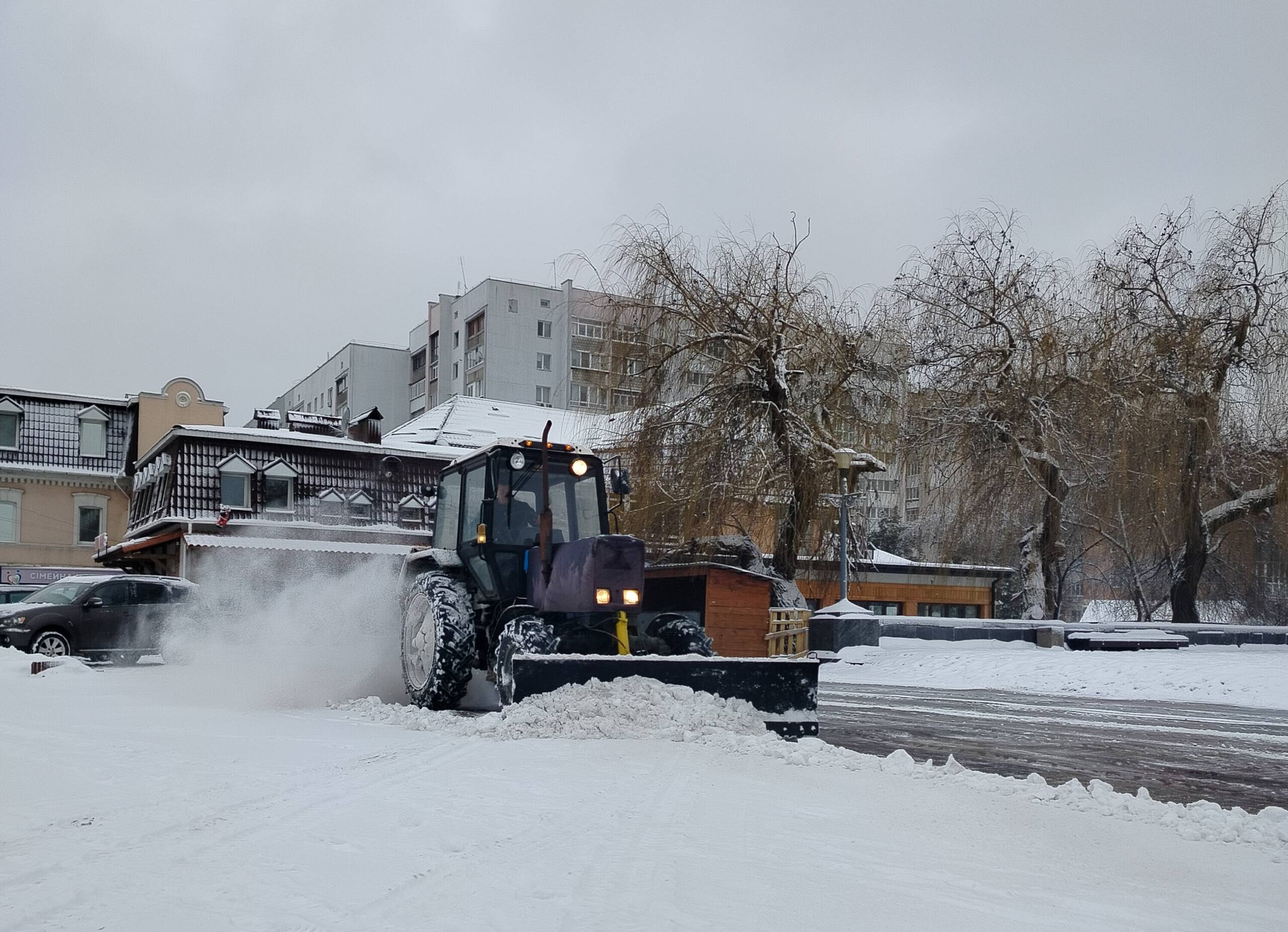 Вінниця проти снігопаду: комунальники працюють цілодобово перед морозами