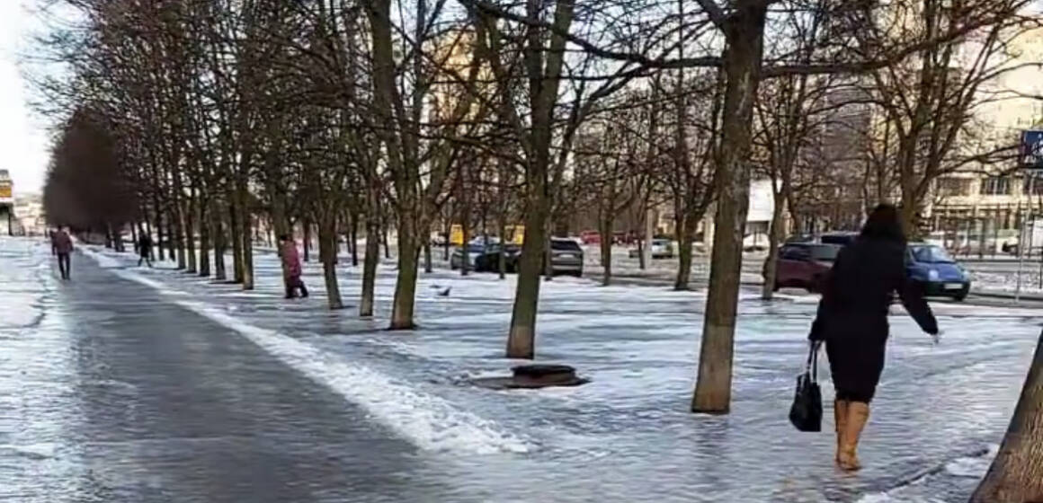 Патрульна поліція застерігає: як пішоходам безпечно пересуватися слизькими вулицями