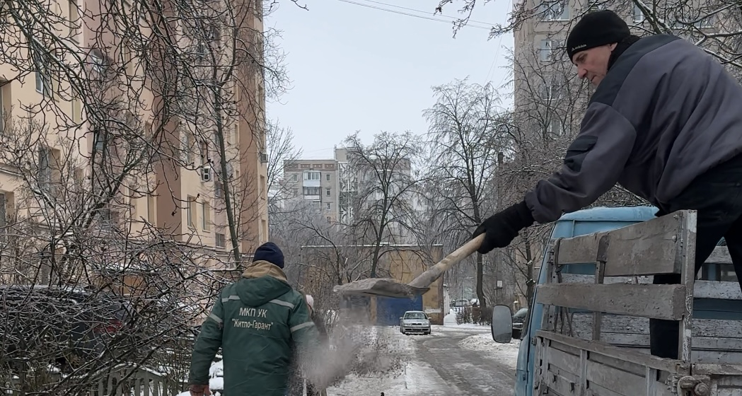 Друга доба боротьби з ожеледицею: у Вінниці до посипання дворів залучили сантехніків та адмінперсонал