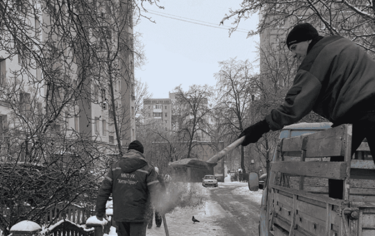 Друга доба боротьби з ожеледицею: у Вінниці до посипання дворів залучили сантехніків та адмінперсонал
