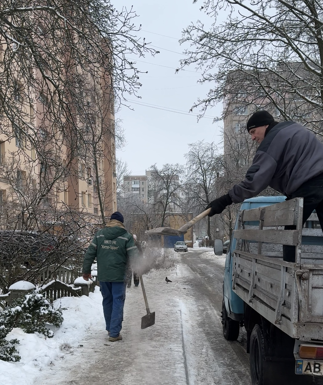 Друга доба боротьби з ожеледицею: у Вінниці до посипання дворів залучили сантехніків та адмінперсонал