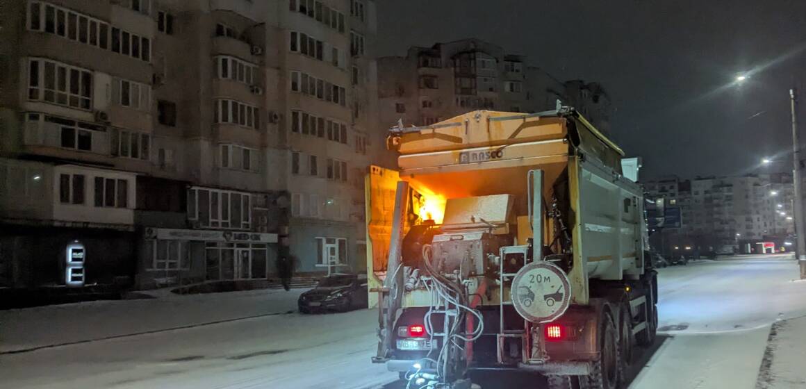 Десятки спецавтівок та сотні працівників очищають від снігу вулиці Вінниці