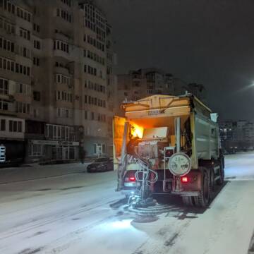 PXL_20251231_000902959 Десятки спецавтівок та сотні працівників очищають від снігу вулиці Вінниці