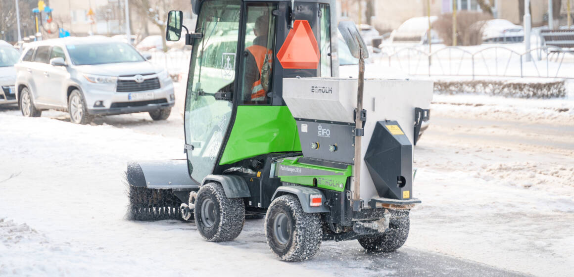 У Вінниці комунальні служби обробляють дороги та тротуари протиожеледними матеріалами