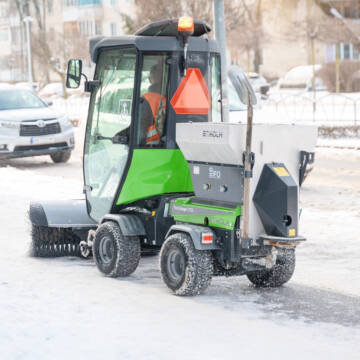 У Вінниці комунальні служби обробляють дороги та тротуари протиожеледними матеріалами