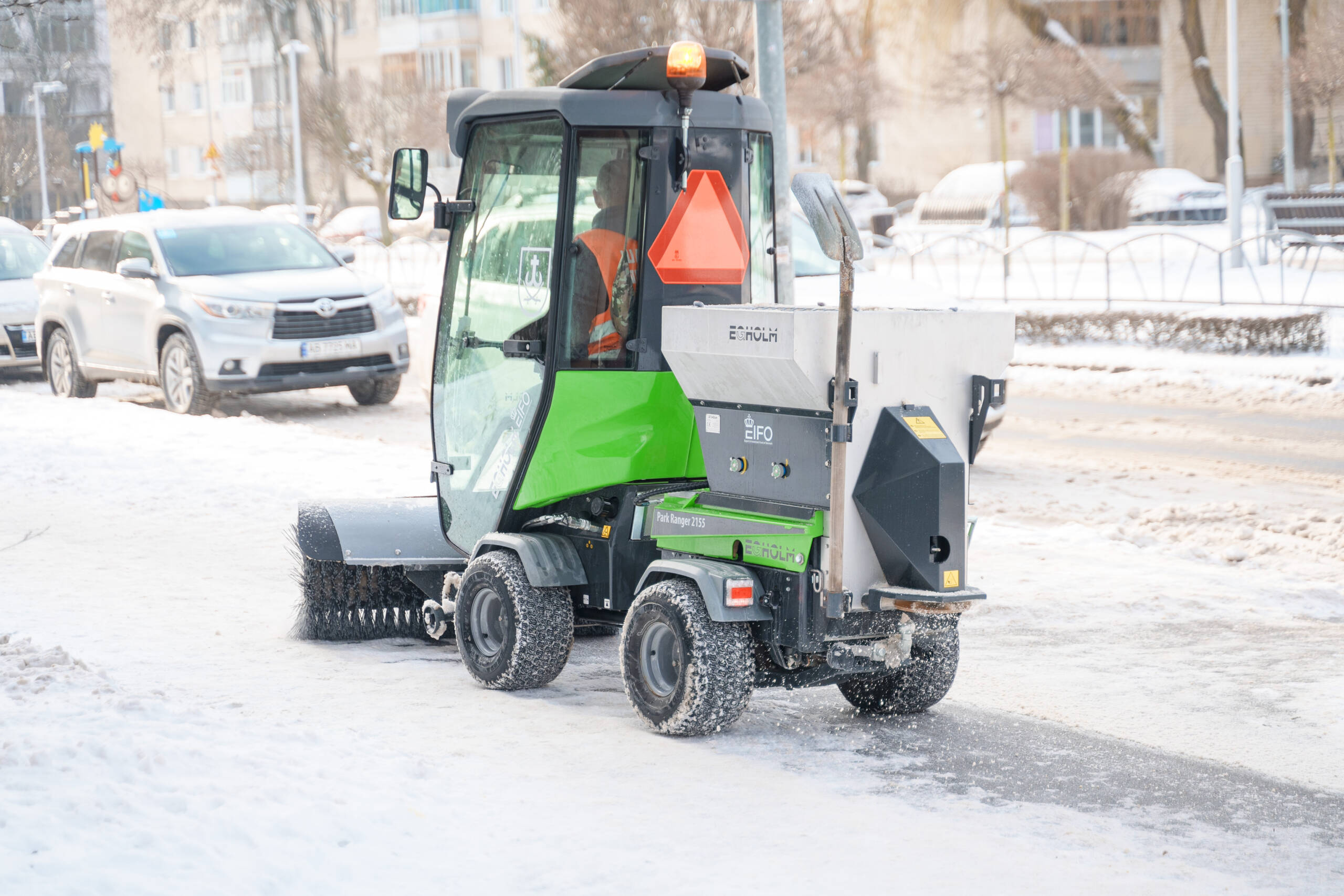 У Вінниці комунальні служби обробляють дороги та тротуари протиожеледними матеріалами