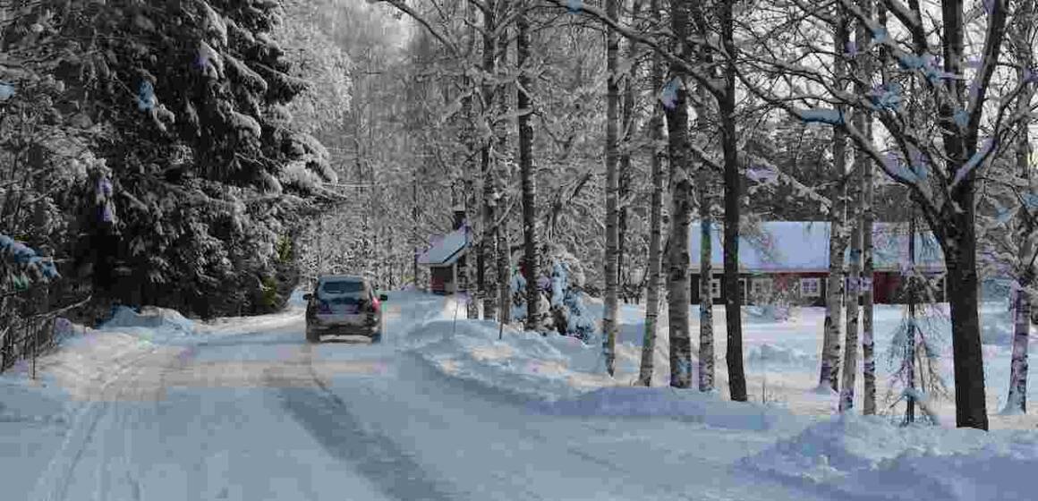 Небезпека на дорозі: мешканців Вінниці та області попереджають про туман та ожеледицю