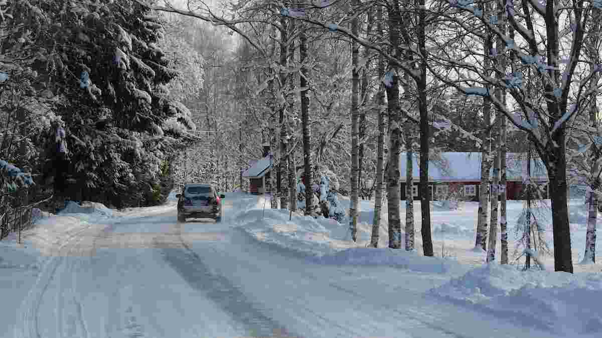 Небезпека на дорозі: мешканців Вінниці та області попереджають про туман та ожеледицю