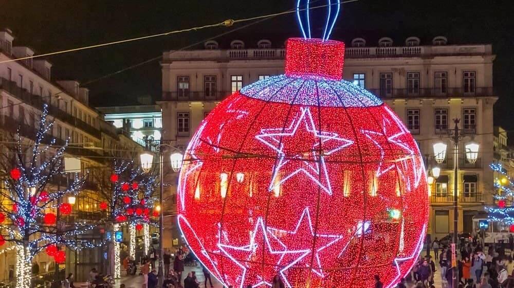 Вища за хмарочос та зібрана з 1200 дерев: дивовижні ялинки світу