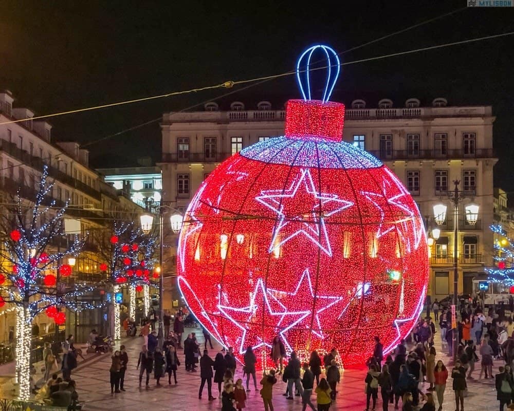 Вища за хмарочос та зібрана з 1200 дерев: дивовижні ялинки світу
