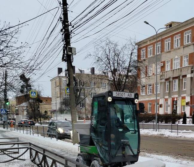 Вінницю очищають від снігу: залучили понад 50 одиниць спецтехніки