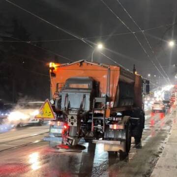 Вінниця проти ожеледиці: комунальники працюють у посиленому режимі