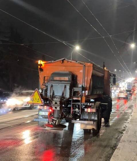Вінниця проти ожеледиці: комунальники працюють у посиленому режимі