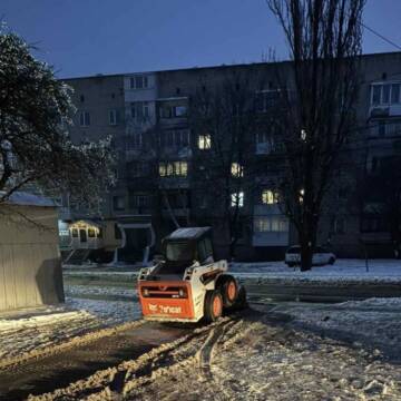 photo_2026-01-27_10-12-50 Вінницю «посипають» цілодобово: на вулиці вивели всю спецтехніку та додаткових працівників