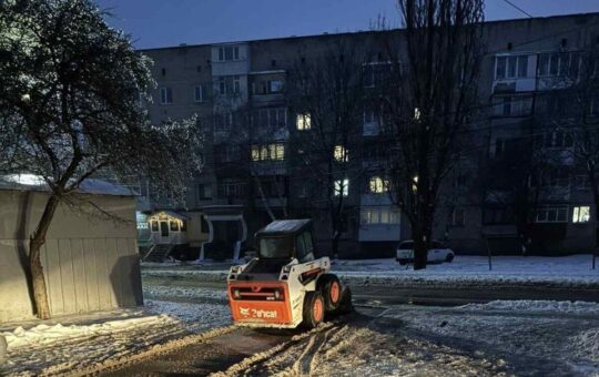 Вінницю «посипають» цілодобово: на вулиці вивели всю спецтехніку та додаткових працівників