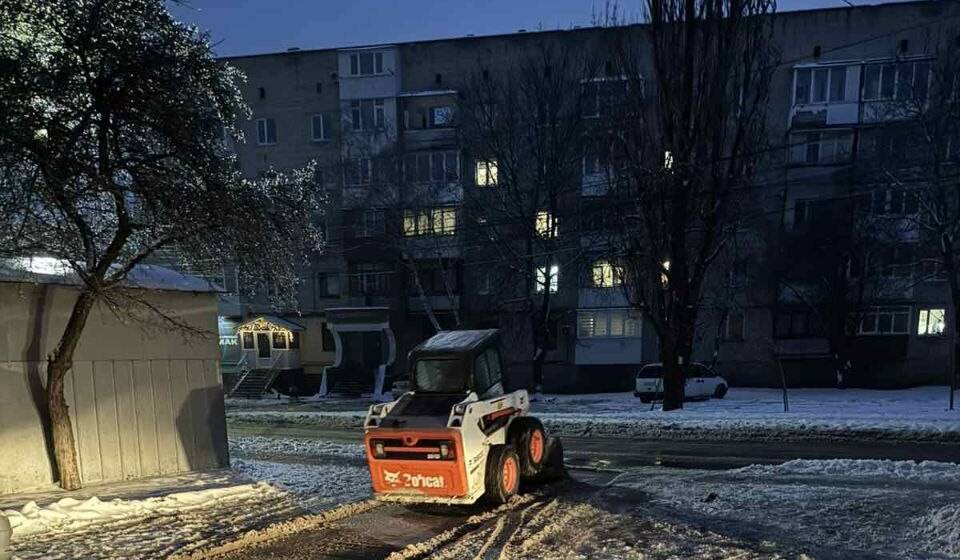 Вінницю «посипають» цілодобово: на вулиці вивели всю спецтехніку та додаткових працівників