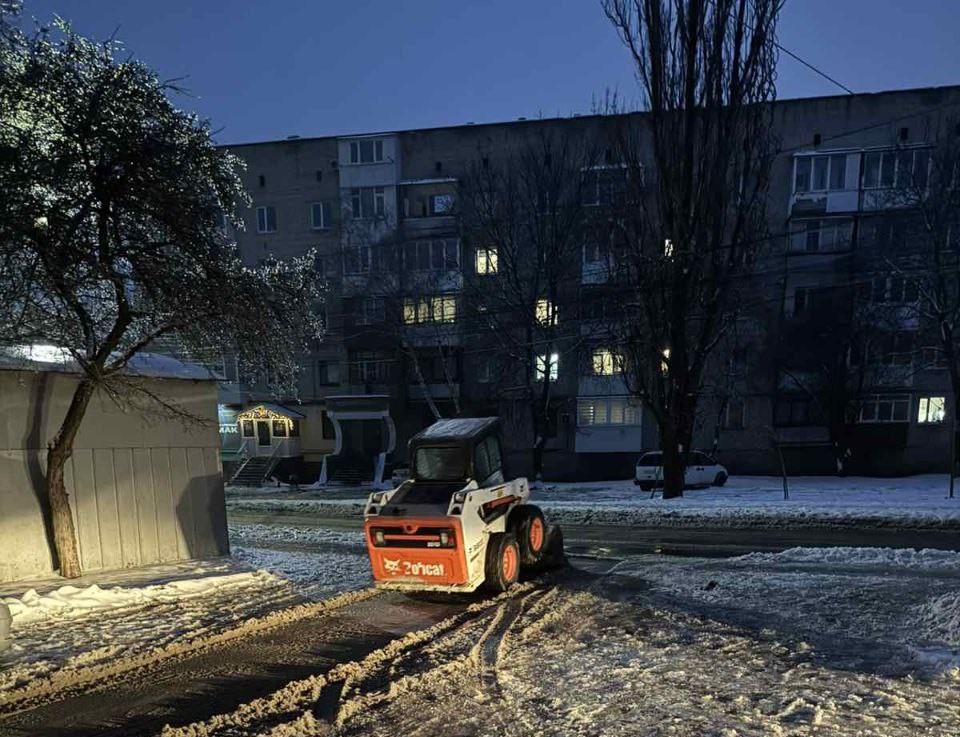Вінницю «посипають» цілодобово: на вулиці вивели всю спецтехніку та додаткових працівників