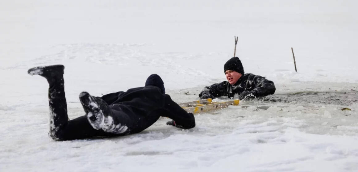 Як рятувати людину, яка провалилася під кригу