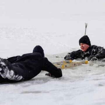 Як рятувати людину, яка провалилася під кригу