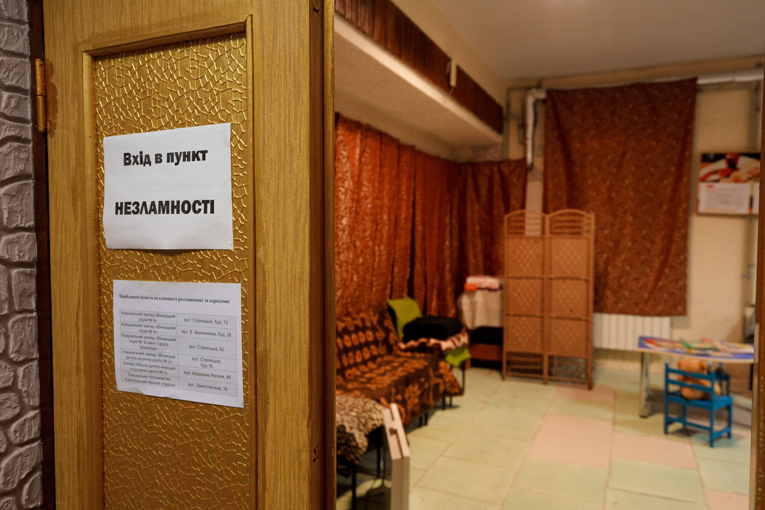 Майже сотня вінничан скористалися пунктами незламності за перший день роботи