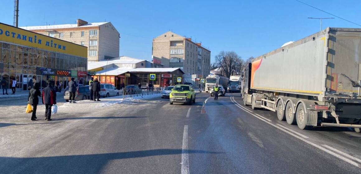 У Літині вантажівка зіткнулася зі службовим автомобілем поліції