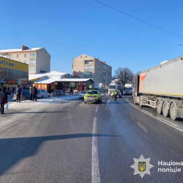 дтп У Літині вантажівка зіткнулася зі службовим автомобілем поліції