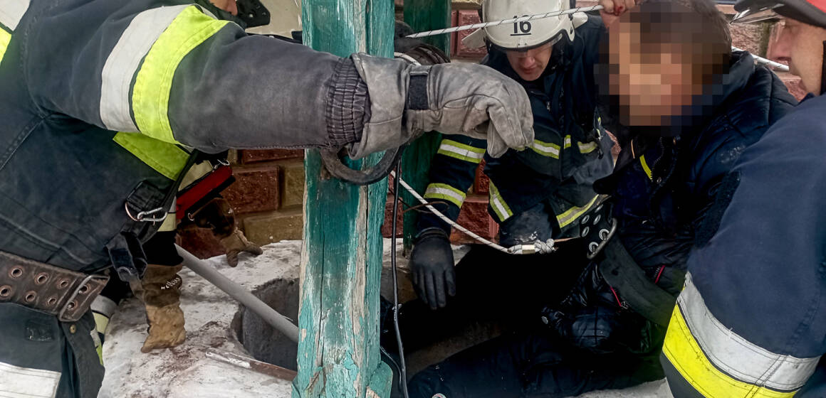 У Бершаді чоловік упав у криницю під час ремонту насоса