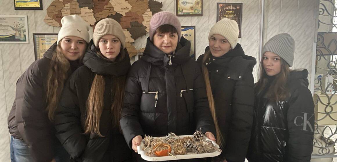 натуралісти Вінницькі юннати виготовляють спеціальні смаколики для підгодівлі птахів взимку