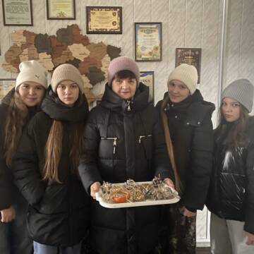 Вінницькі юннати виготовляють спеціальні смаколики для підгодівлі птахів взимку