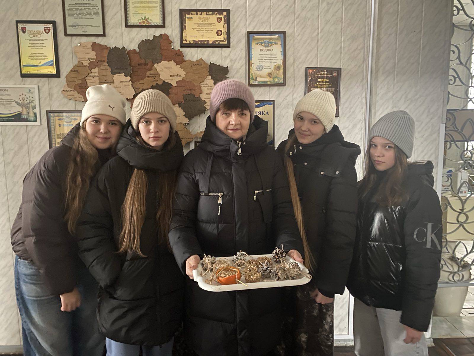 Вінницькі юннати виготовляють спеціальні смаколики для підгодівлі птахів взимку