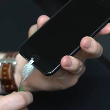 27 кілограмів на шию та «блокування» сну: сьогодні день без мобільного телефону