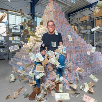 1-89 Німецький підприємець зібрав колекцію в 250 млн монет і банкнот із 195 країн